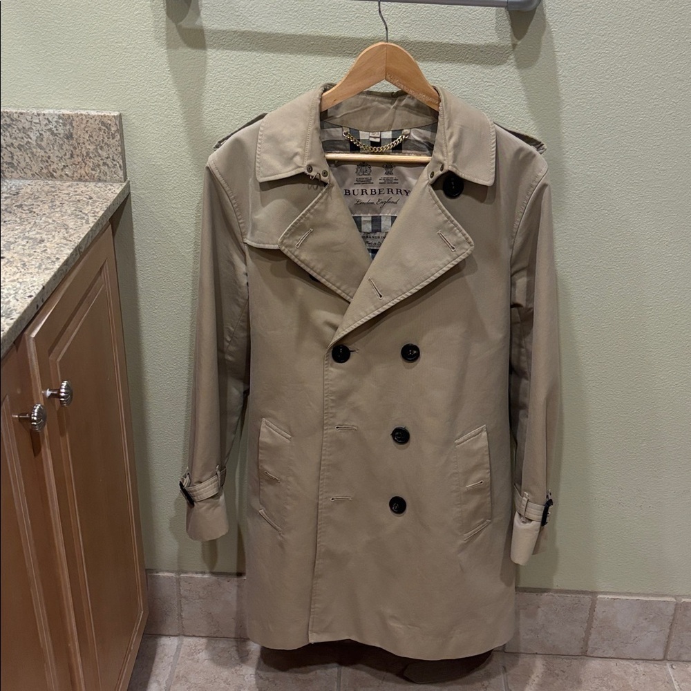 Burberry Mens Beige Trench Coat with Black Accents - Picture 2 of 14